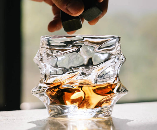 Mükemmelliğin Ortaya Çıkışı: Tsuki Viski Bardağı Neden En İyi Burbon Viski Bardağıdır?