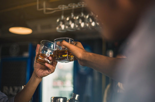 Kristal ve Lüks Viski Bardakları Arasında Seçim Yapmak